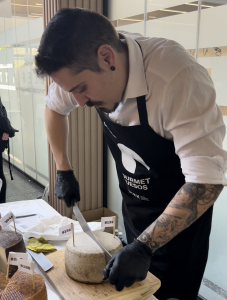 Iván Porto Cortando Quesos en Gourmet Quesos 14