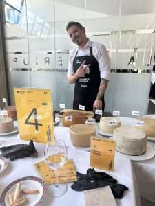 Iván Porto Cortando Quesos en Gourmet Cheese 2024